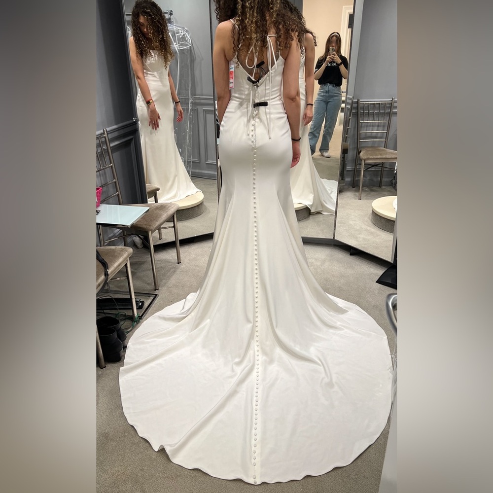 Martina Liana - Simple wedding dress with button detailed train